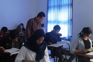 Rektor Uniku saat mamnanatu tes penerimaan mahasiswa baru gelombang I.